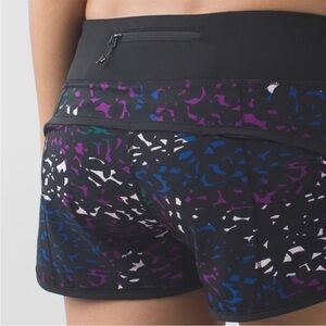🍋 Lululemon Run: Speed Short 4-Way Stretch
Shadow Wrap Multi / Black